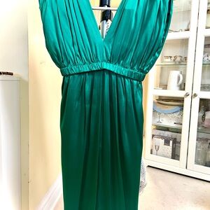 Elegant Green V-Neck Dress